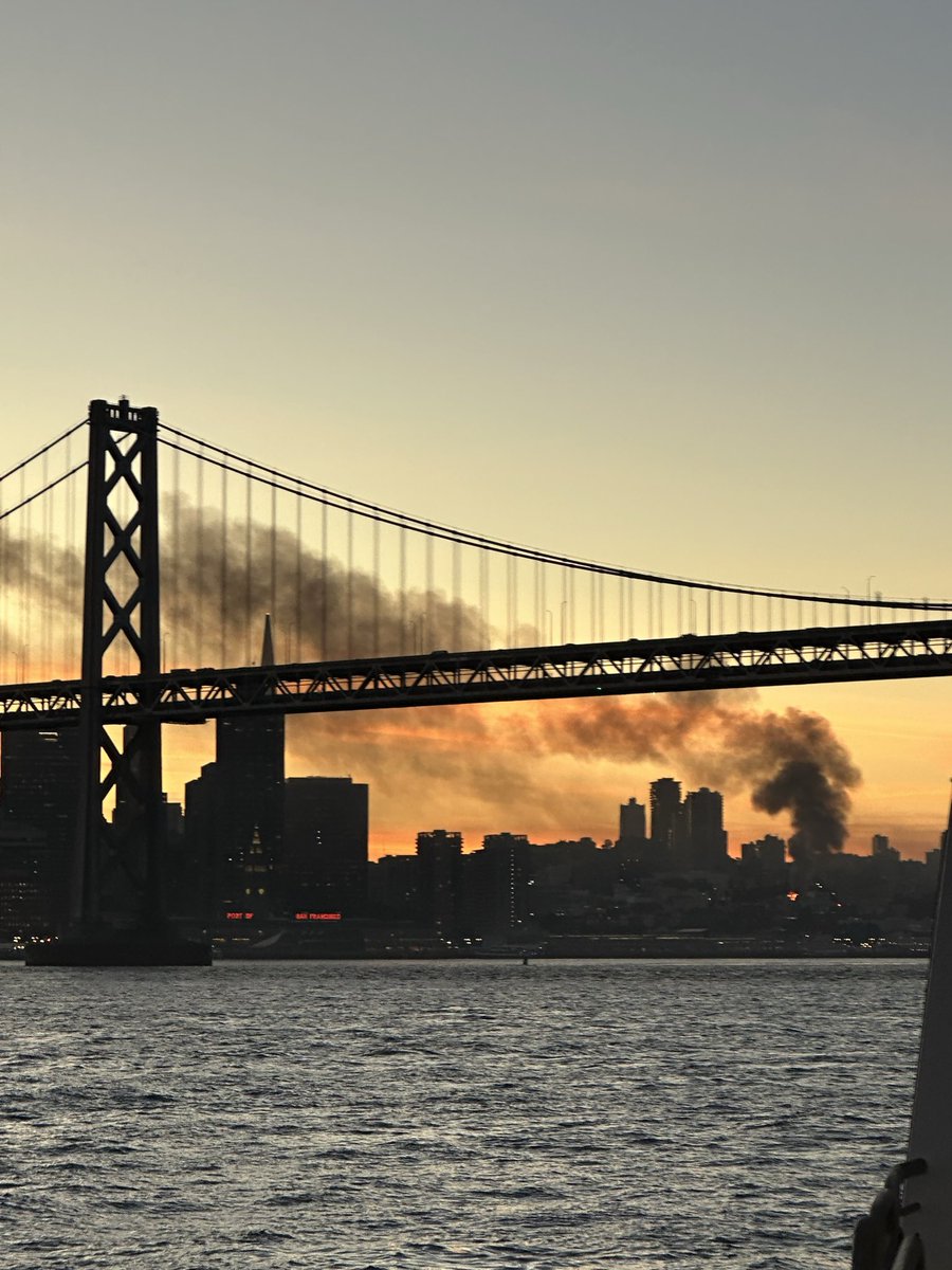 adam_piron's tweet image. what going on with this fire in San Francisco? i can smell it from the ferry