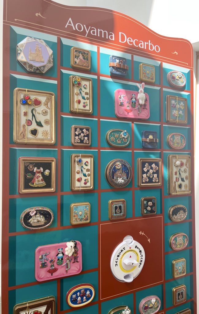 阪急うめだ本店のpop up storeでは『クリスマスエンブレム缶