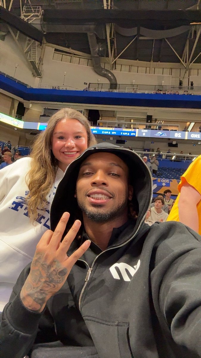 ava_heise22's tweet photo. Courtside with @Pitt_MBB and @HamlinIsland #h2p #pittbound https://t.co/9DgNqOUq8v