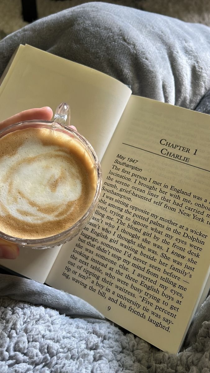 ☕ コーヒーを飲みながら
📖 歴史の本を読んでいます——毎日の学びが想像力を刺激します。
