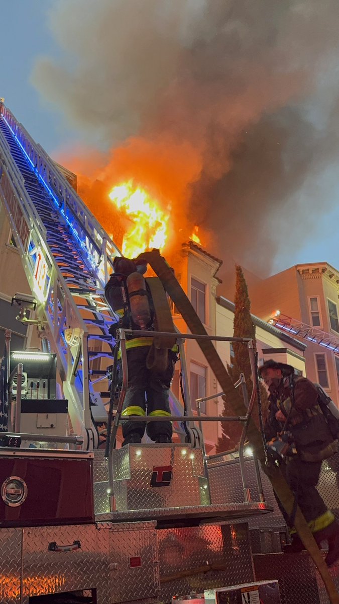 SFFDPIO's tweet image. WORKING FIRE
1000 Block of Montgomery
AVOID THE AREA