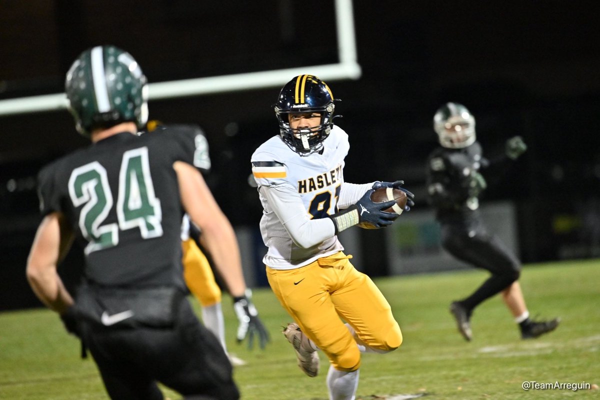 LansingNewsWire's tweet image. WILLIAMSTON, MI (11-7-25) — Williamston strikes first in the 2nd half! Haslett’s lead cut to 21–14 as the 3rd quarter begins in this MHSAA playoff clash.

#Williamston #Haslett #MHSAA #TeamArreguin #LaPrensaLatina