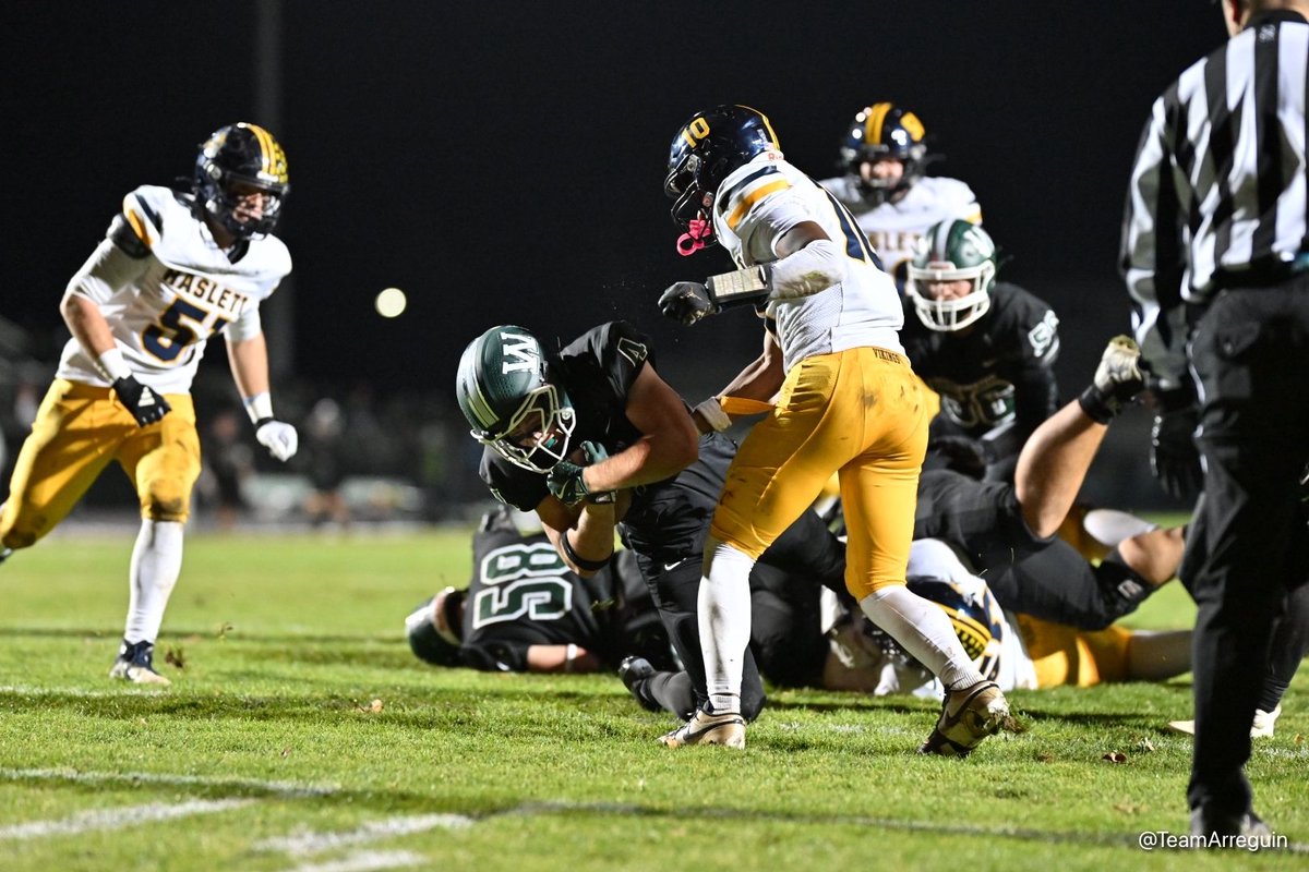 LansingNewsWire's tweet image. WILLIAMSTON, MI (11-7-25) — Williamston strikes first in the 2nd half! Haslett’s lead cut to 21–14 as the 3rd quarter begins in this MHSAA playoff clash.

#Williamston #Haslett #MHSAA #TeamArreguin #LaPrensaLatina