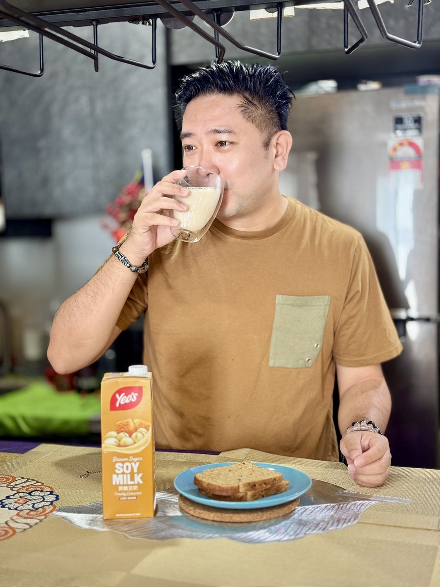 Ever had a drink that feels like a hug in a cup? That’s <a href="/yeos_my/">YeosMY</a> Brown Sugar Soy Milk for me. Smooth, creamy, and just the right amount of sweetness. 
. 
#yeosmy