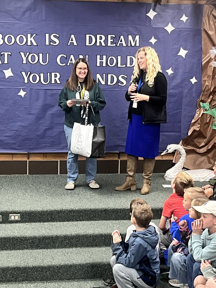 MrsHFishy's tweet image. Just visited Columbia Elementary to celebrate Mrs. Amy Hess—an educator who truly leads from the classroom! 👏

She individualizes instruction, lifts her team, and inspires students to do their best. Columbia is lucky to have her! 💙 #LeadFromTheClassroom #TeachInDavis #uted