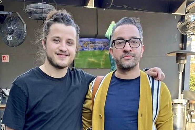 EL WEY QUE NO ES DE IZQUIERDA NI DE DERECHA:
- Es conservador
- Es hombre sisgénero, blanco, heterosexual (o finge serlo)
- Le importa más el beneficio del empresario que la repartición justa para el trabajador
- Es "pro libre mercado"
- Cree que el pobre es pobre porque quiere
-