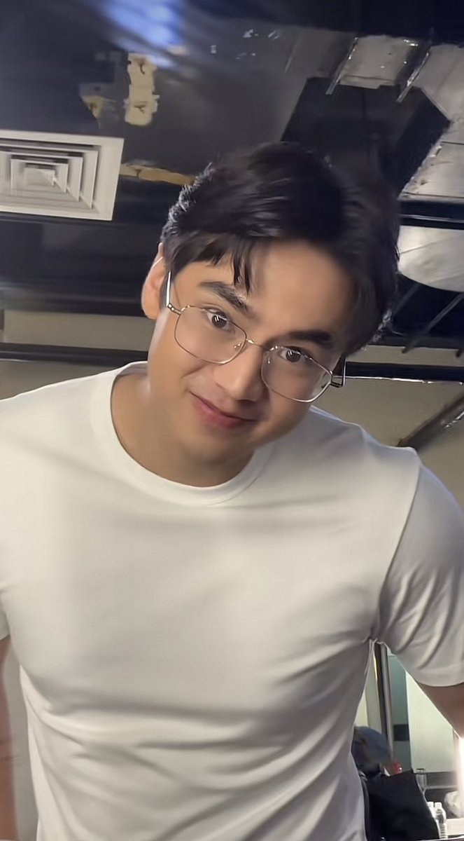RioSwift29's tweet photo. clark kent                                        superman https://t.co/ECMrC0fAb9