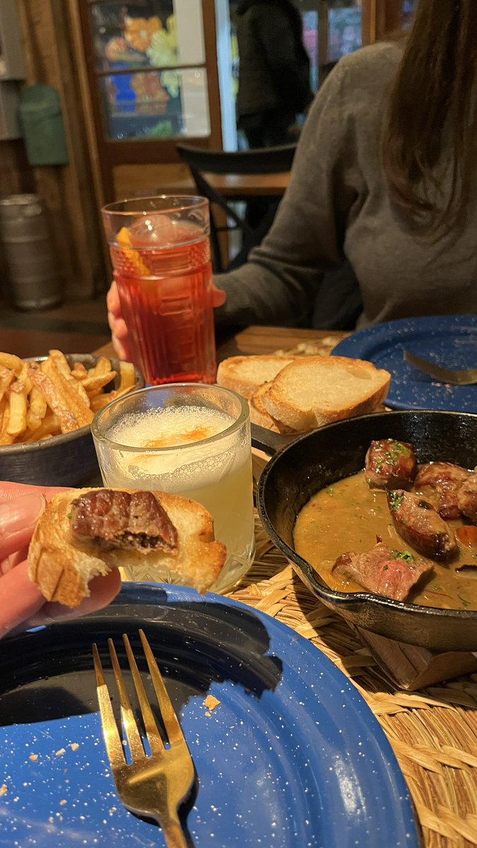 flacocarloscc's tweet image. Noche de viernes ✨
Bon apetit y salú 😋

#LomoalPilPil #LaChalota
#Sour #CampariTonic #PuertoVaras