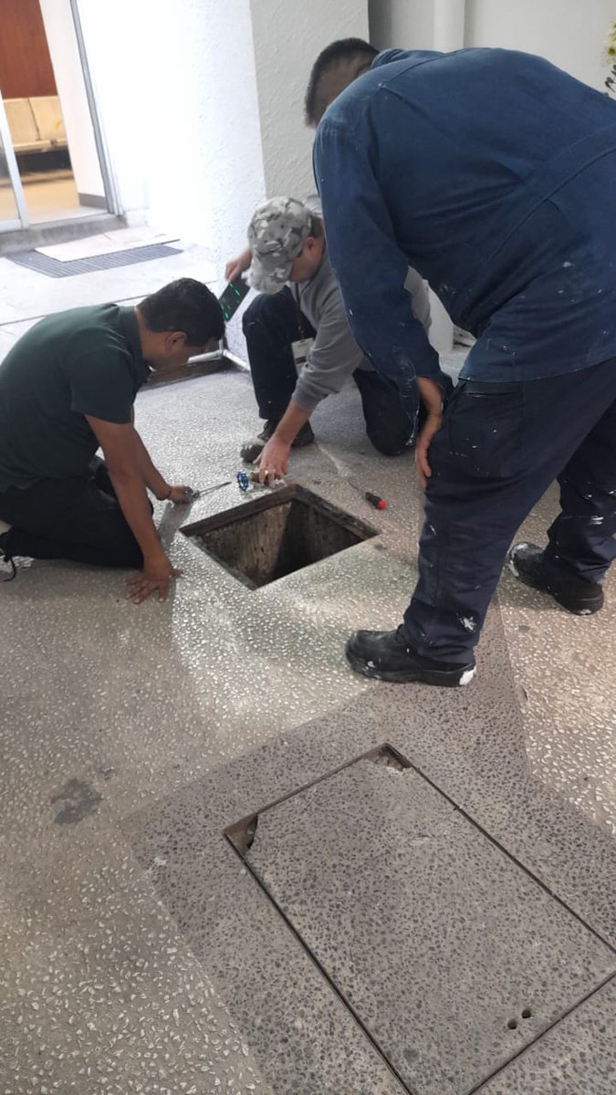 IsssteZonaSur's tweet image. 🌿💪 ¡Viernes con actitud y la Cuadrilla al 💯!
Bajo la gestión de la Subdelegación de Administración, el Departamento de Obras continúa los trabajos en la Clínica de Especialidades Churubusco, donde se atiende el jardín para prevenir encharcamientos 🌧️✨ y se revisa una fuga de…