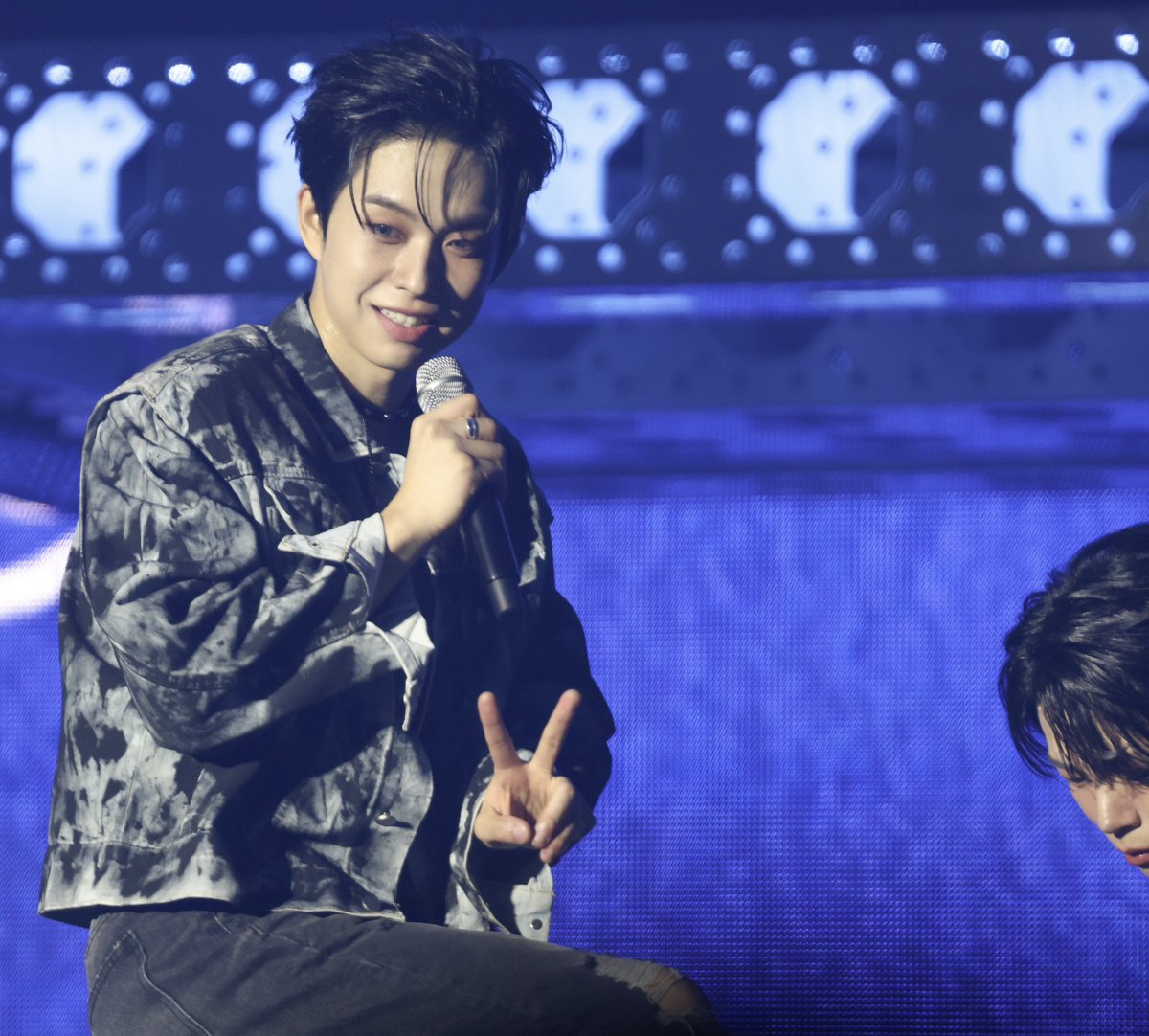 예찬이 열심히 신발 정리해주고있는데 
상엽이는 카메라에 브이하고 난리났음

#루시 #신예찬 #최상엽