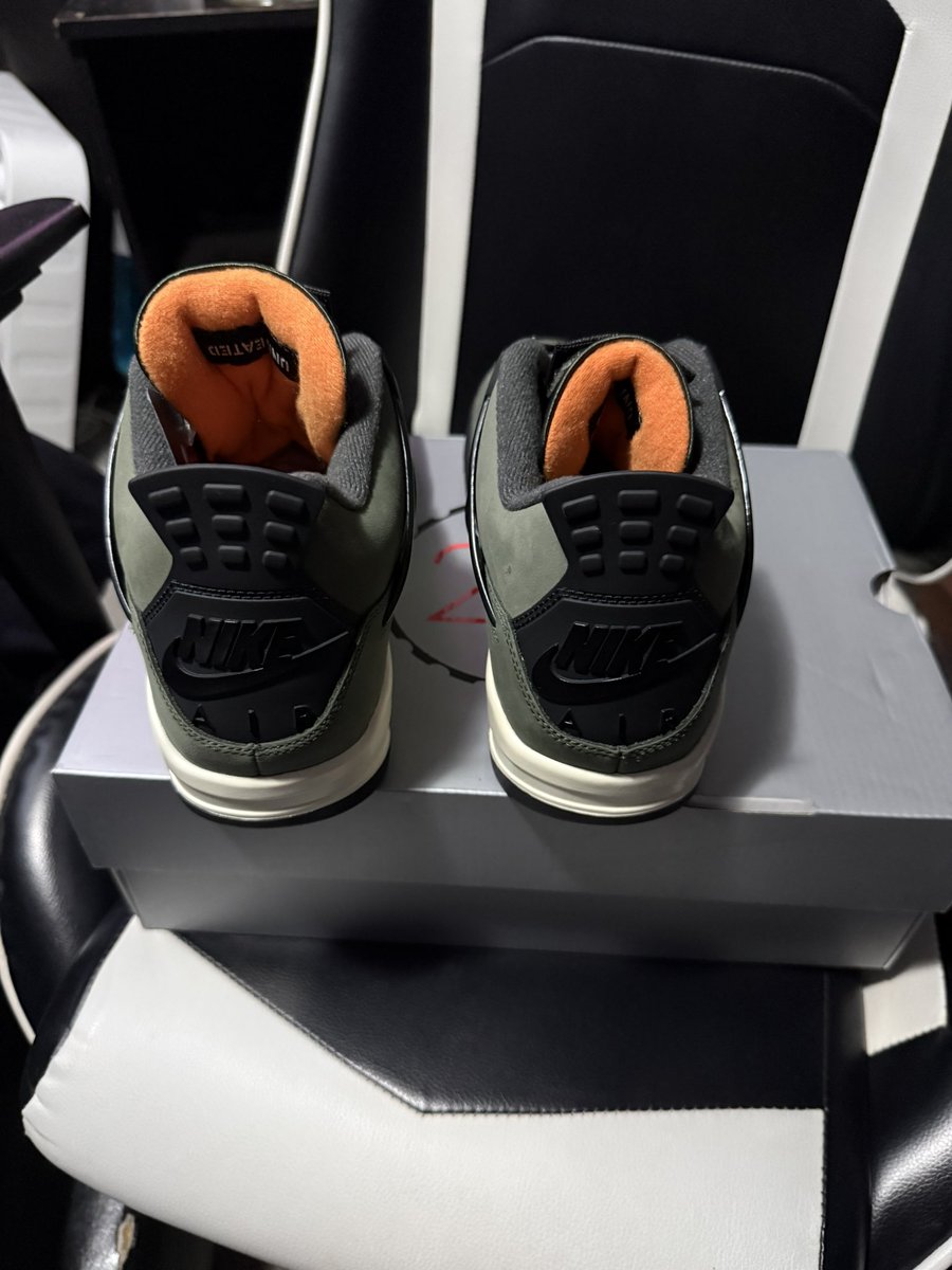 Kenny4Kicks's tweet photo. I Have a pair of undefeated 4s that I got from undefeated that were supposed to be an oop for a buddy but he didn’t want them because they unfortunately came with a glue marks in them. Anyone have any advice to remove them? Or anyone interested for retail? I have the receipt https://t.co/FBt00dClfR
