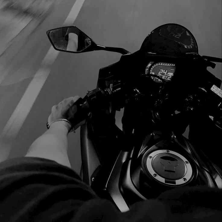 Grawiraga's tweet photo. @TamagoPost ㅤ

MARIO ARJUNA MADA, 2005.
Kalau lagi penat, biasanya keliling naik motor di malam hari tanpa tujuan. 

Calon kawan, siapa?
ㅤ
ㅤ https://t.co/R2s2Qgw1mW