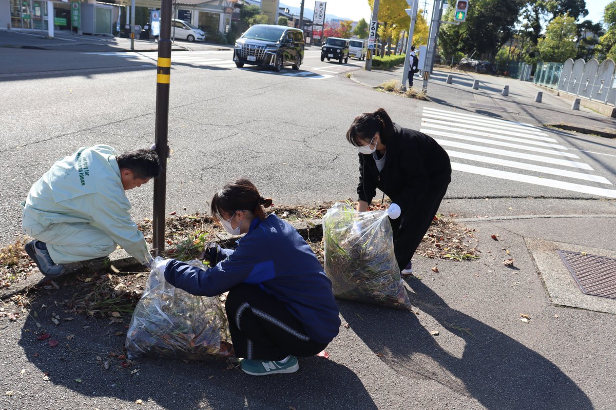 KITyumekobo's tweet image. 夢考房では秋晴れのもと、みんなで大掃除🍂
イエロースタッフ・プロジェクトメンバー・技師が協力して施設をピカピカに✨
少しだけ地域清掃にも参加して、気持ちもすっきり！
#KIT夢考房