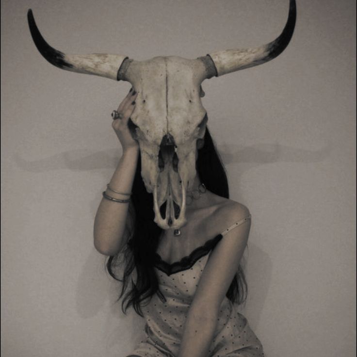 Hartmann_Em's tweet image. Das Mädchen:
Vorüber! Ach vorüber!
Geh wilder Knochenmann!
Ich bin noch jung, geh Lieber!
Und rühre mich nicht an.
Der Tod:
Gib deine Hand, du schön und zart Gebild!
Bin Freund, und komme nicht, zu strafen:
Sei gutes Muts! Ich bin nicht wild,
Sollst sanft in meinen Armen schlafen