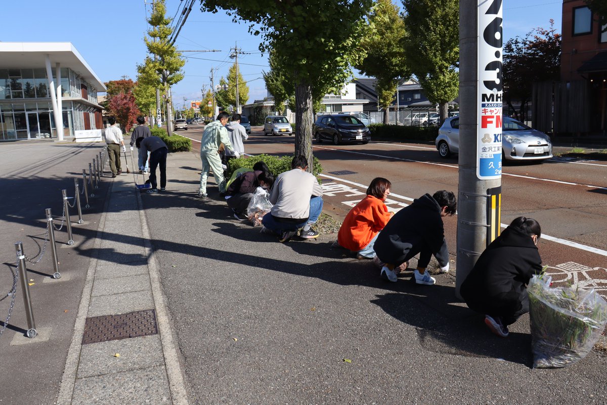KITyumekobo's tweet image. 夢考房では秋晴れのもと、みんなで大掃除🍂
イエロースタッフ・プロジェクトメンバー・技師が協力して施設をピカピカに✨
少しだけ地域清掃にも参加して、気持ちもすっきり！
#KIT夢考房