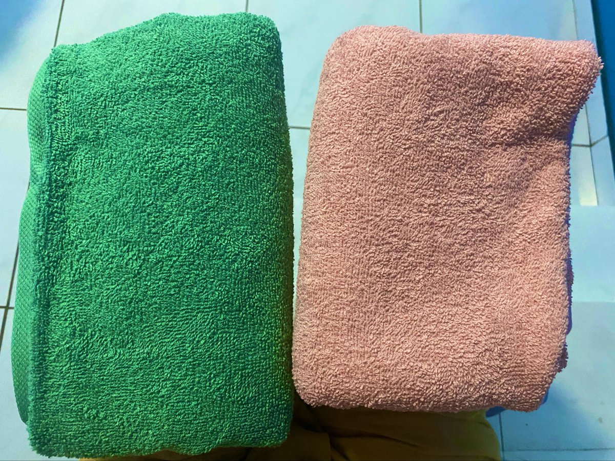 kdleosantoss's tweet photo. Minha tia comprou duas toalhas… Cosmo e Wanda acham que me enganam. https://t.co/sCfG9aPbVA