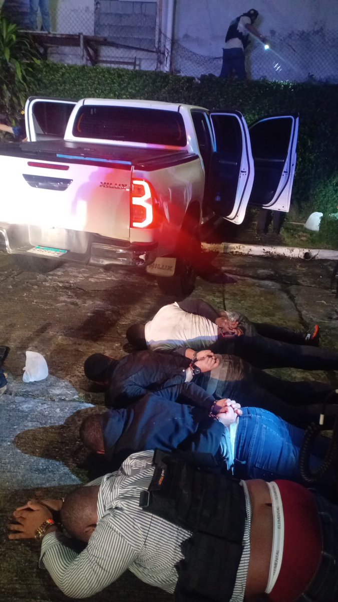 BarriosDurospty's tweet image. Siete sujetos con chalecos policiales, con pasamontañas y armados con pistola Glock ingresaron la madrugada de hoy a una residencia en Dos Mares, haciéndose pasar como miembros de la @policiadepanama y preguntaban ¿dónde está la droga? Luego la policía capturó en Hato Pintado a 4…
