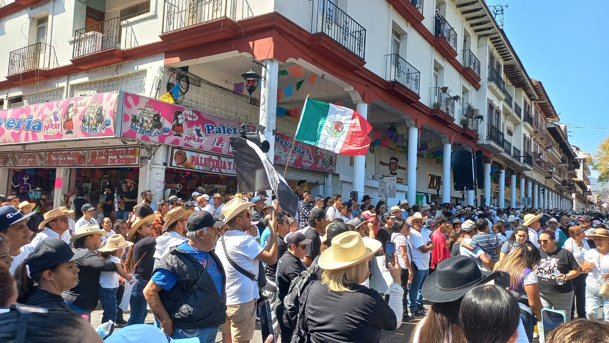 VicenteFoxQue's tweet photo. INCREÍBLE APOTEÓTICA. 
VIVA CARLOS MANZO
VIVA URUAPAN
VIVA MÉXICO 
VIVA MÉXICO 
VIVA EL NUEVO MÉXICO QUE ACABA DE NACER. 
NADA NOS DETIENE VAMOS HASTA DONDE TOPE. https://t.co/Dkkm90SH9E