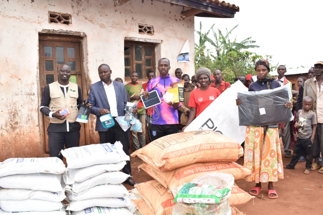PButanyerera's tweet photo. 2/4 A #Mivo, l'organisation @oneacrefundbu distribuait de l’engrais, des semences de maïs, des lampes solaires, des téléphones portables et d’autres intrants agricoles, dans le but d'appuyer les agriculteurs pour améliorer leurs rendements et moderniser leurs pratiques agricoles. https://t.co/a9vRPS27UF