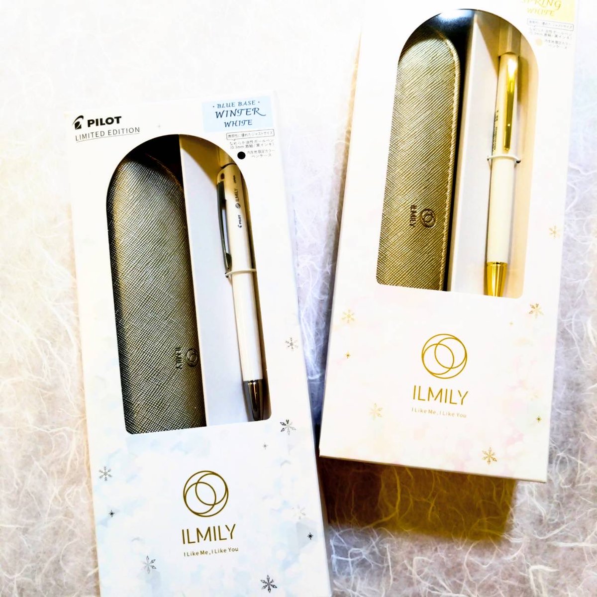 kawashima_st's tweet photo. クリスマスプレゼントにぴったりなホワイトカラーのパイロット、ILMLYが発売されました！
パーソナルカラーに合わせた淡く色づいた4色展開、本体はパール加工と微細なラメが上品な印象を与えます。
イルミリーシリーズは手元から『なりたい私』『見せたい私』を演出する文具シリーズ！ https://t.co/ohcQNmRwji