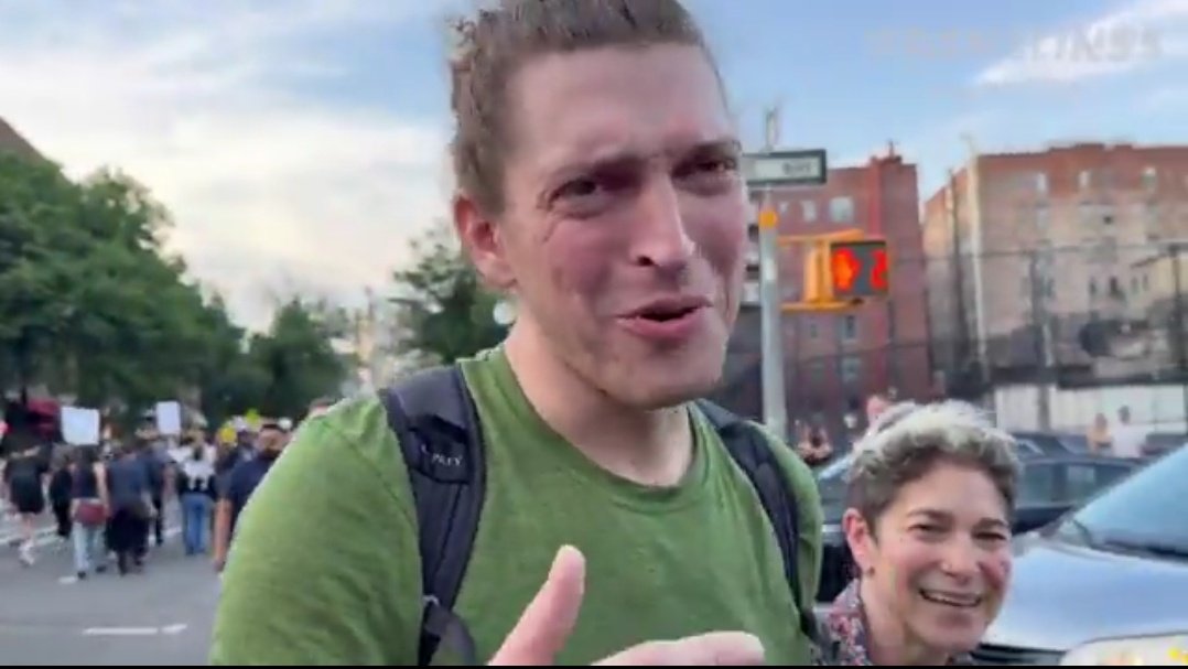 MostlyMonkey's tweet image. I think they'd make a cute couple.