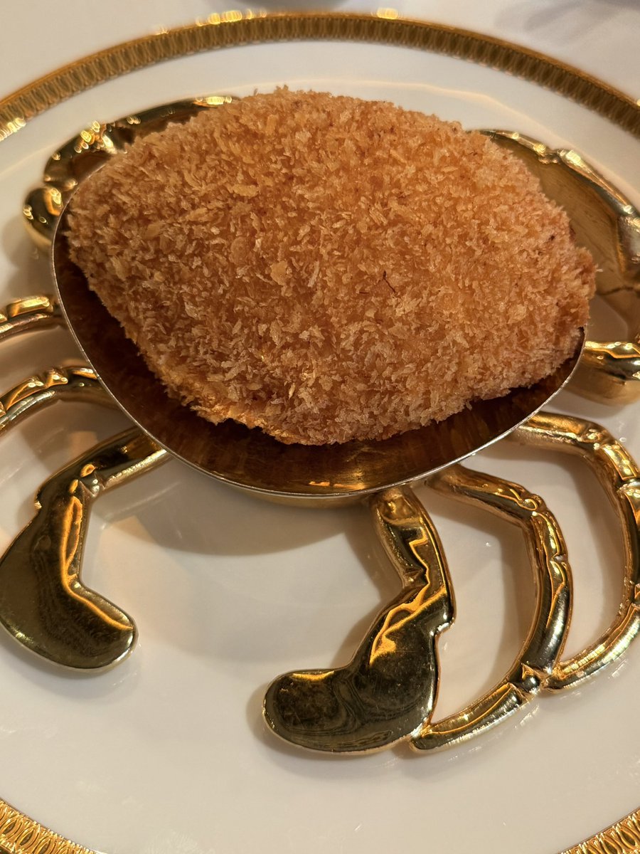 자리에 앉자마자 마오타이 주문하는 갑님한테 사실대로 위가 안좋다고 차시키자고 하니 주방장을 불러서 중국어로 뭐라뭐라 한참 두분이 회의를 하더라.그러곤 송이버섯 어린수세미 여주 이런걸 넣은 맑은 스프, 양배추 연근 무를 넣어 볶은 게살등등을 잔뜩 내주면서 약이라고 다먹으라고 해서 혼났다