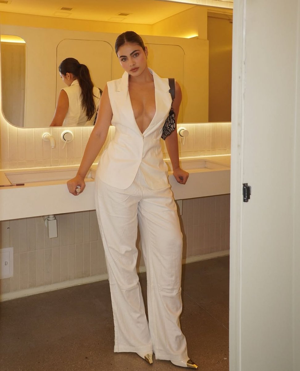 FashionNova tweet media