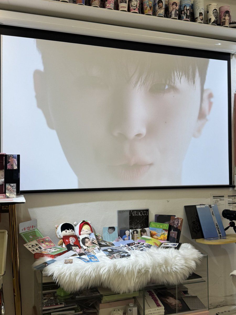 HBD_svt_'s tweet photo. 카페 오픈 11시 30분입니다!
럭드, 특전 바뀐것들 몇개 있긴 하지만 디자인은 그대로에요!!
선착 특전 핀뱃지 정말 예쁩니다..😘

#호우 #생카 #세븐틴 #세븑틴 #호시 #우지 https://t.co/IxN6Cdw5fm