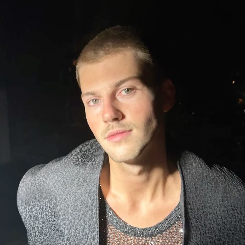 comfort for ruel stans (@safeforuel) on Twitter photo 