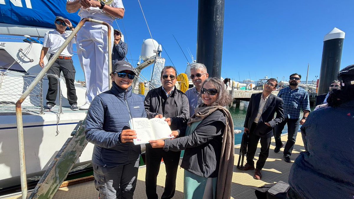 ColSarvatraSprs's tweet image. IASV Triveni&apos;s all-women crew from Indian Army, Navy &amp;amp; Air Force set sail from Fremantle on their world circumnavigation leg to Lyttelton, NZ. A symbol of #CourageBeyondBorders &amp;amp; #TriService unity, seen off by dignitaries &amp;amp; Indian diaspora under the banner #SamudraPradakshina!…