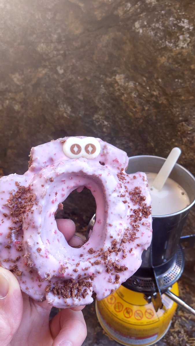 本日の山おやつ

クランチストロベリーファッション
即席チャイ

とぼけた面してなかなか美味い