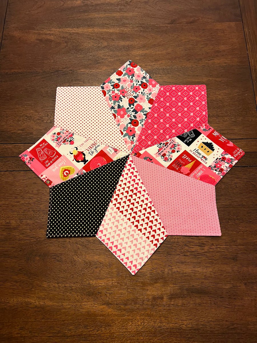 angelhw1956's tweet image. Quilted Valentines Day Table Topper tuppu.net/3c095438 #Etsy #TeaTimeQuiltsnMore #TableTopper