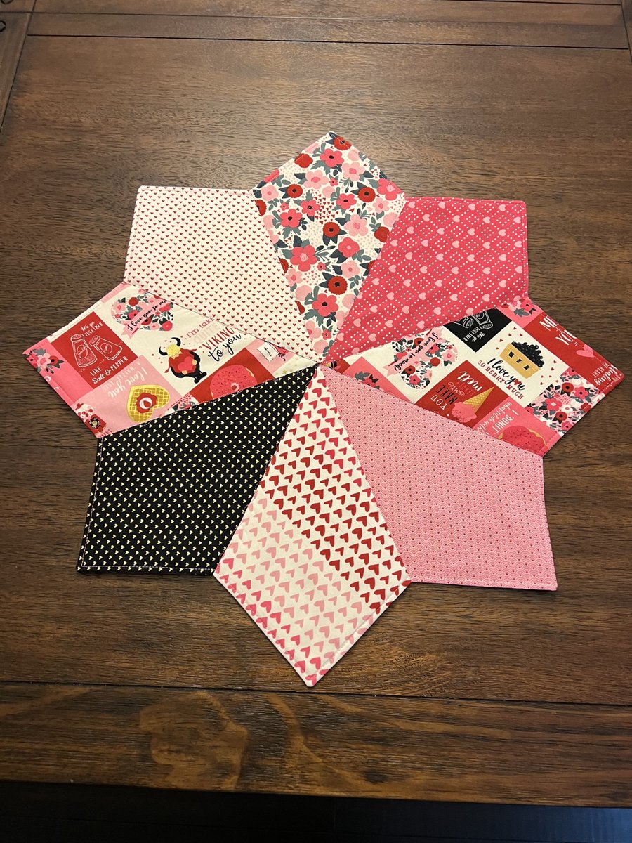 angelhw1956's tweet image. Quilted Valentines Day Table Topper tuppu.net/3c095438 #Etsy #TeaTimeQuiltsnMore #TableTopper