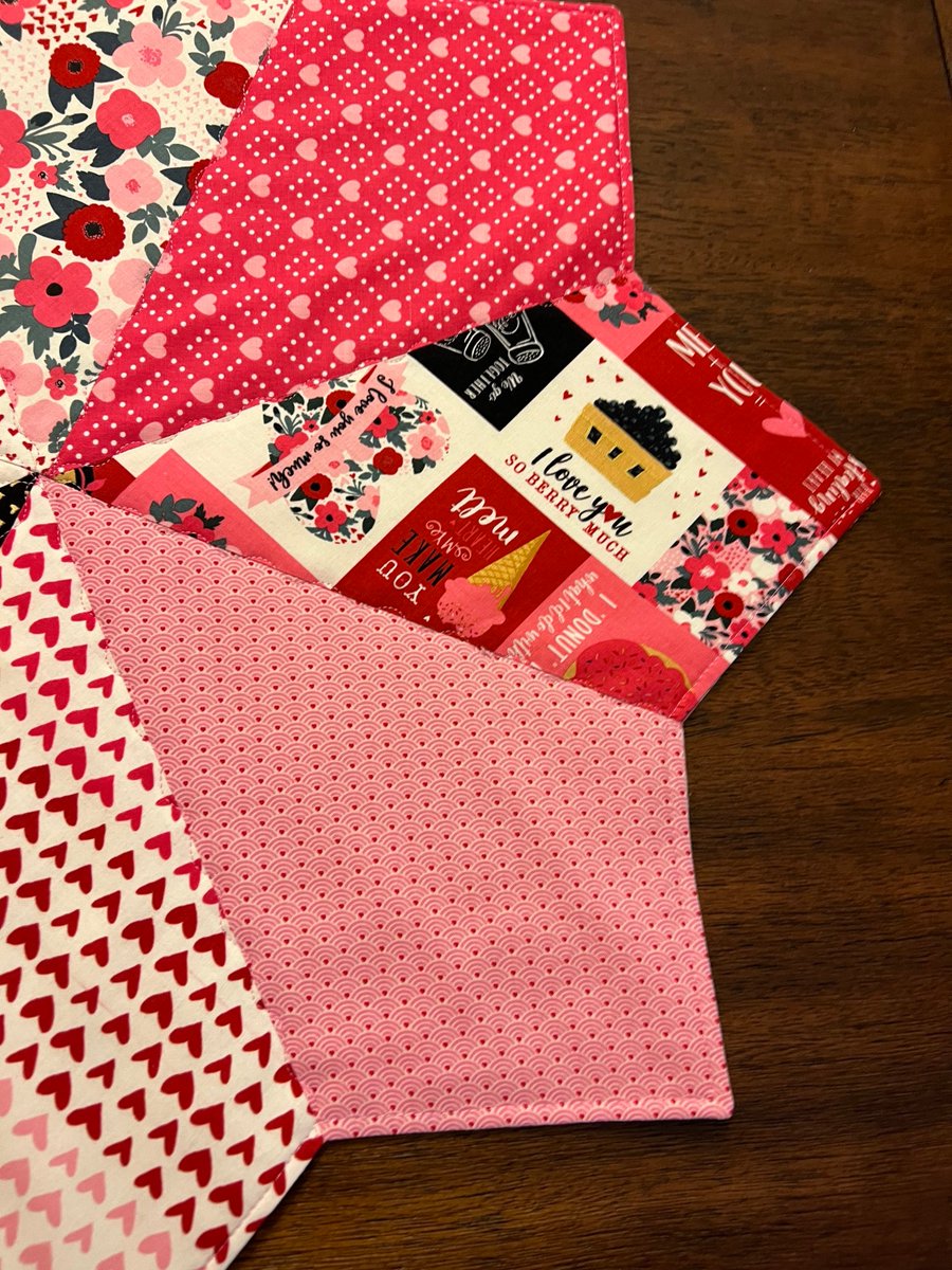 angelhw1956's tweet image. Quilted Valentines Day Table Topper tuppu.net/3c095438 #Etsy #TeaTimeQuiltsnMore #TableTopper