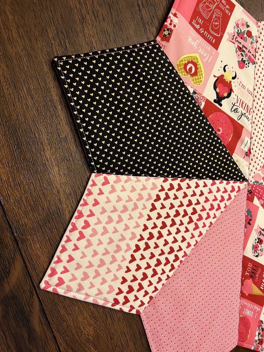 angelhw1956's tweet image. Quilted Valentines Day Table Topper tuppu.net/3c095438 #Etsy #TeaTimeQuiltsnMore #TableTopper