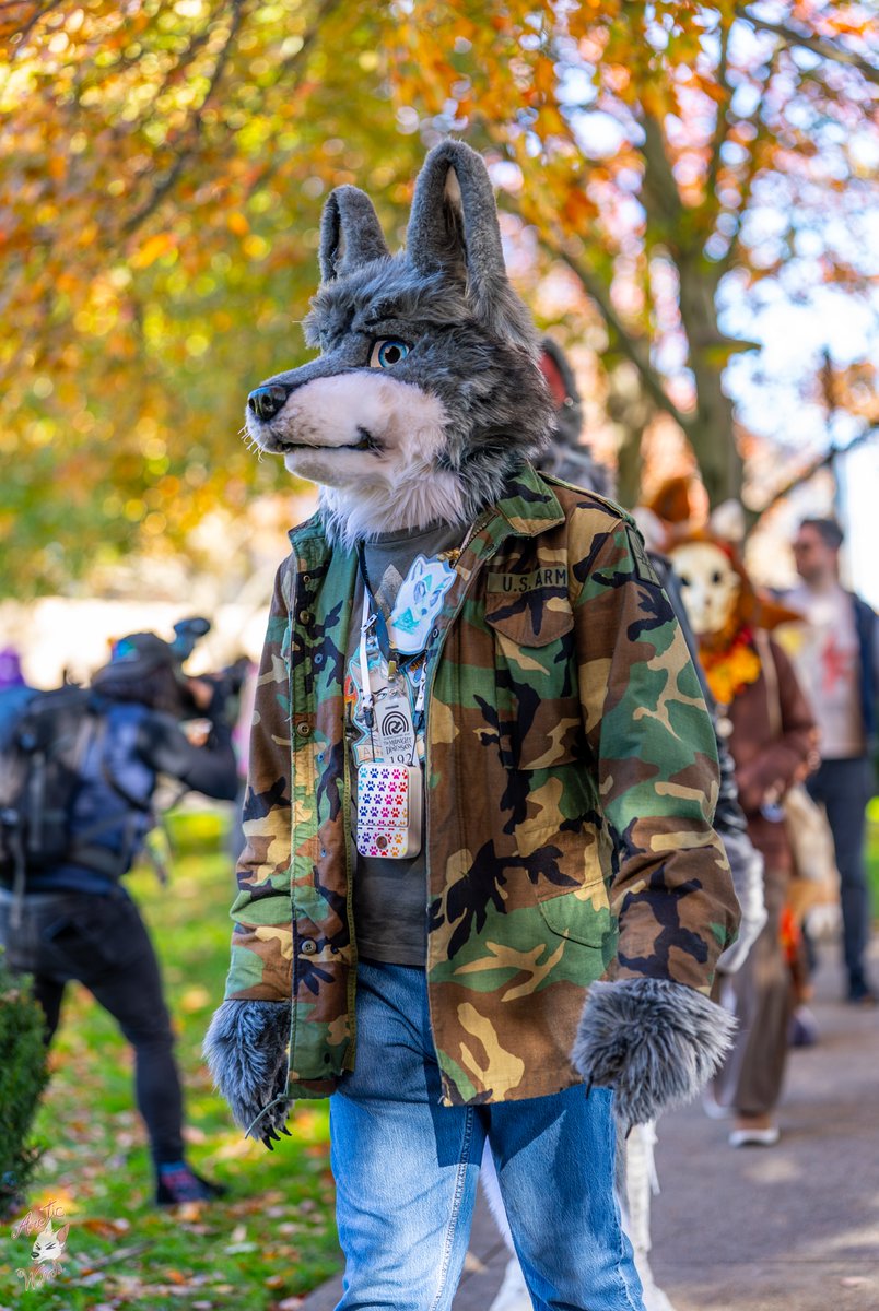 #Furpocalypse2025 Parade, outside

📷<a href="/ArcticFoxHiro/">🐾 Flynn 🦊 🔜 MFF 🐾</a>