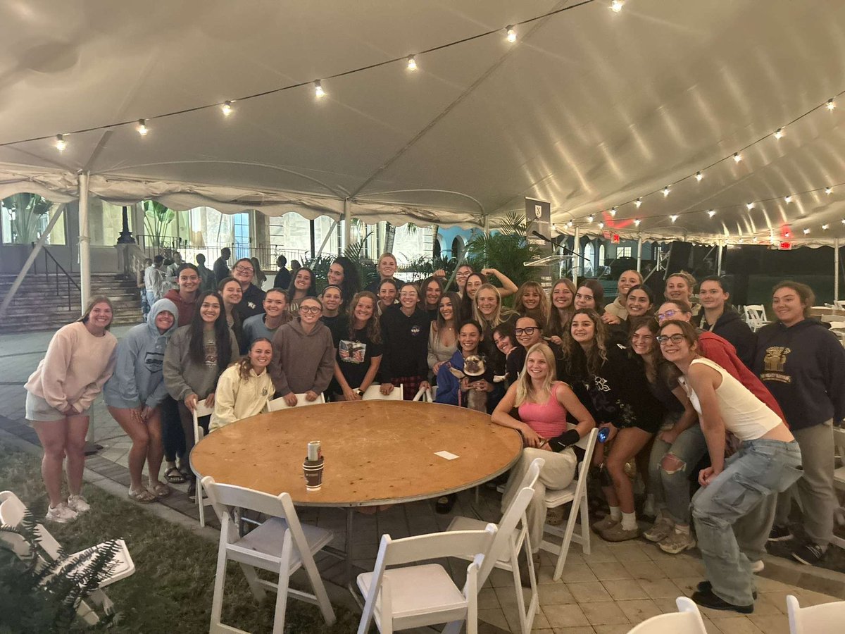These ladies started their day at 6:45 AM in the weight room, and finished their day at 10:30 PM with community service for the <a href="/NewCollegeofFL/">New College of Florida</a> 46th annual Clambake fundraiser. 

Servant leaders. Community builders. 

Incredibly proud of them. 

#GMB🌻 <a href="/ncfbanyanssb/">NCF Softball</a>
