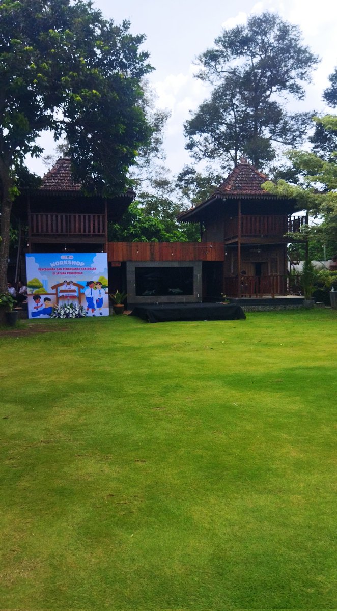 “Ada hal-hal yang kita kira telat,
Padahal Tuhan sedang mengatur waktunya supaya tepat.”