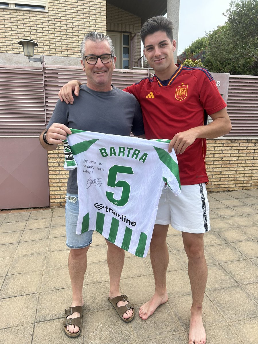 JRodrigoo22's tweet photo. Lo que me encontrado en la galería, moltes gràcies @MarcBartra ❤️
Musho Betis💚🤍 https://t.co/fwHiOGpT22