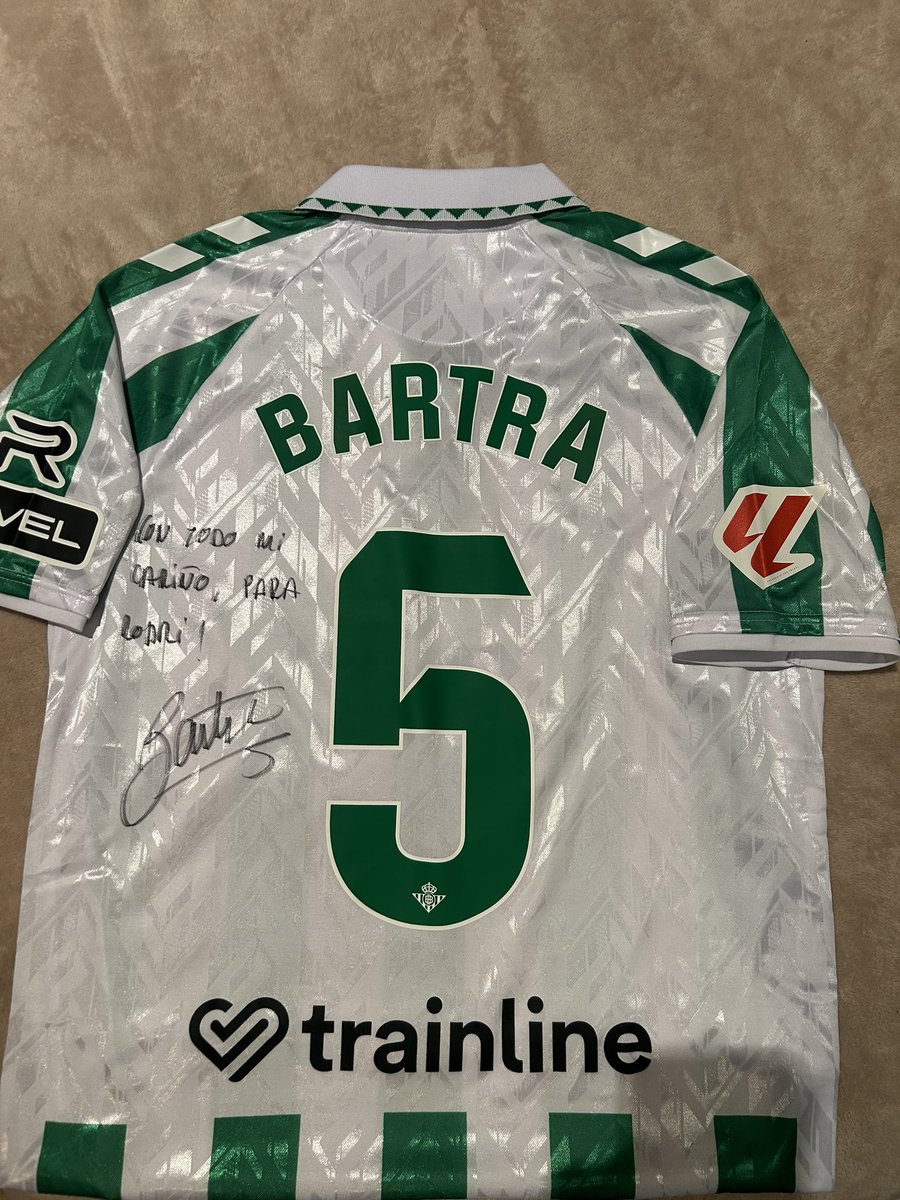 JRodrigoo22's tweet photo. Lo que me encontrado en la galería, moltes gràcies @MarcBartra ❤️
Musho Betis💚🤍 https://t.co/fwHiOGpT22