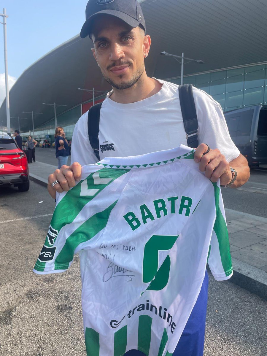 JRodrigoo22's tweet photo. Lo que me encontrado en la galería, moltes gràcies @MarcBartra ❤️
Musho Betis💚🤍 https://t.co/fwHiOGpT22