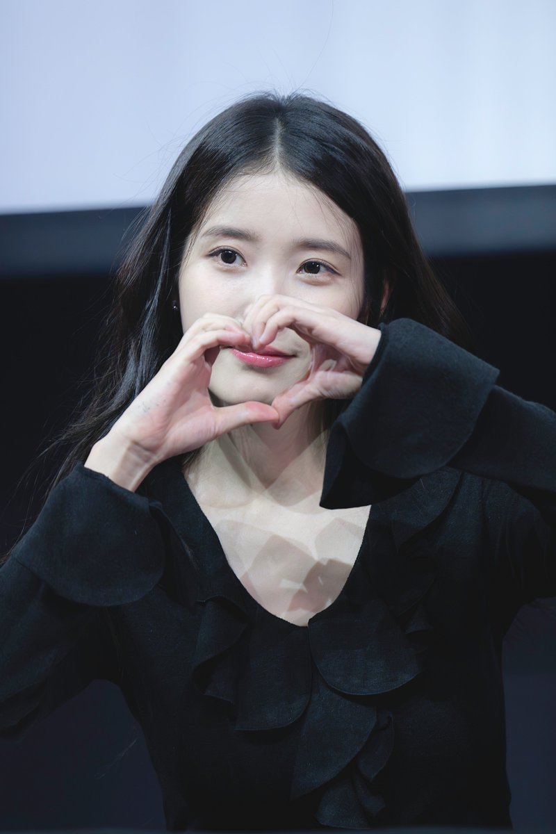 Selfiepod_IU's tweet photo. 251107 아이유 푸라닭 팬싸인회 Part 1

#아이유 #IU https://t.co/3zpaG1Gum7
