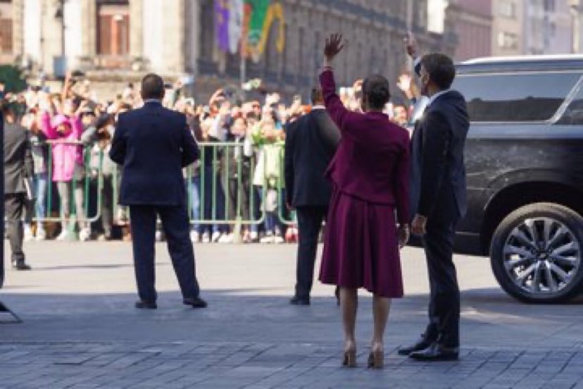 elitvoficial's tweet photo. La #generala se rompe en llanto
De emoción de ver a la #presidenta y ver su humildad y sencillez con la que saluda a la gente!
https://t.co/73f4aNAIlZ https://t.co/qWe6S7PMSG