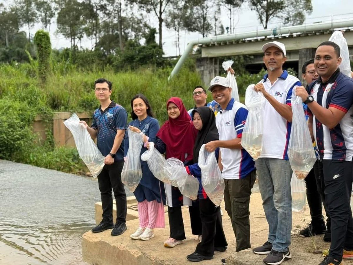 Geneka57's tweet image. Betapa bodohnya Timbalan Menteri Komunikasi ni. Nampak sangat memang bebal tak pandai buat kerja. Main hembus je sial.