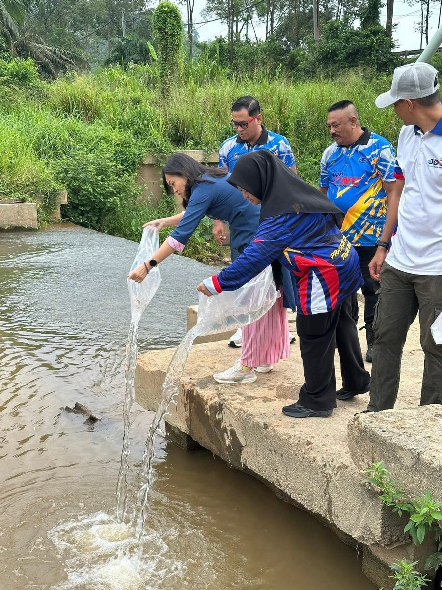 Geneka57's tweet image. Betapa bodohnya Timbalan Menteri Komunikasi ni. Nampak sangat memang bebal tak pandai buat kerja. Main hembus je sial.