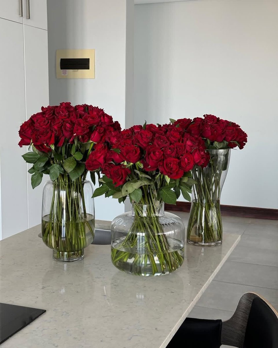 i3Moment's tweet image. Red roses