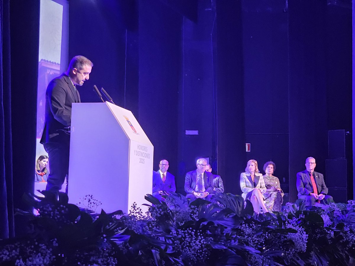 🎉Telde celebra su 674 aniversario con una emotiva gala de Honores y Distinciones y la presentación del logo que representará la ciudad en 2026

🎖️Los homenajeados recogieron sus Medallas al Mérito en un teatro lleno entre representantes políticos, familiares y ciudadanía.