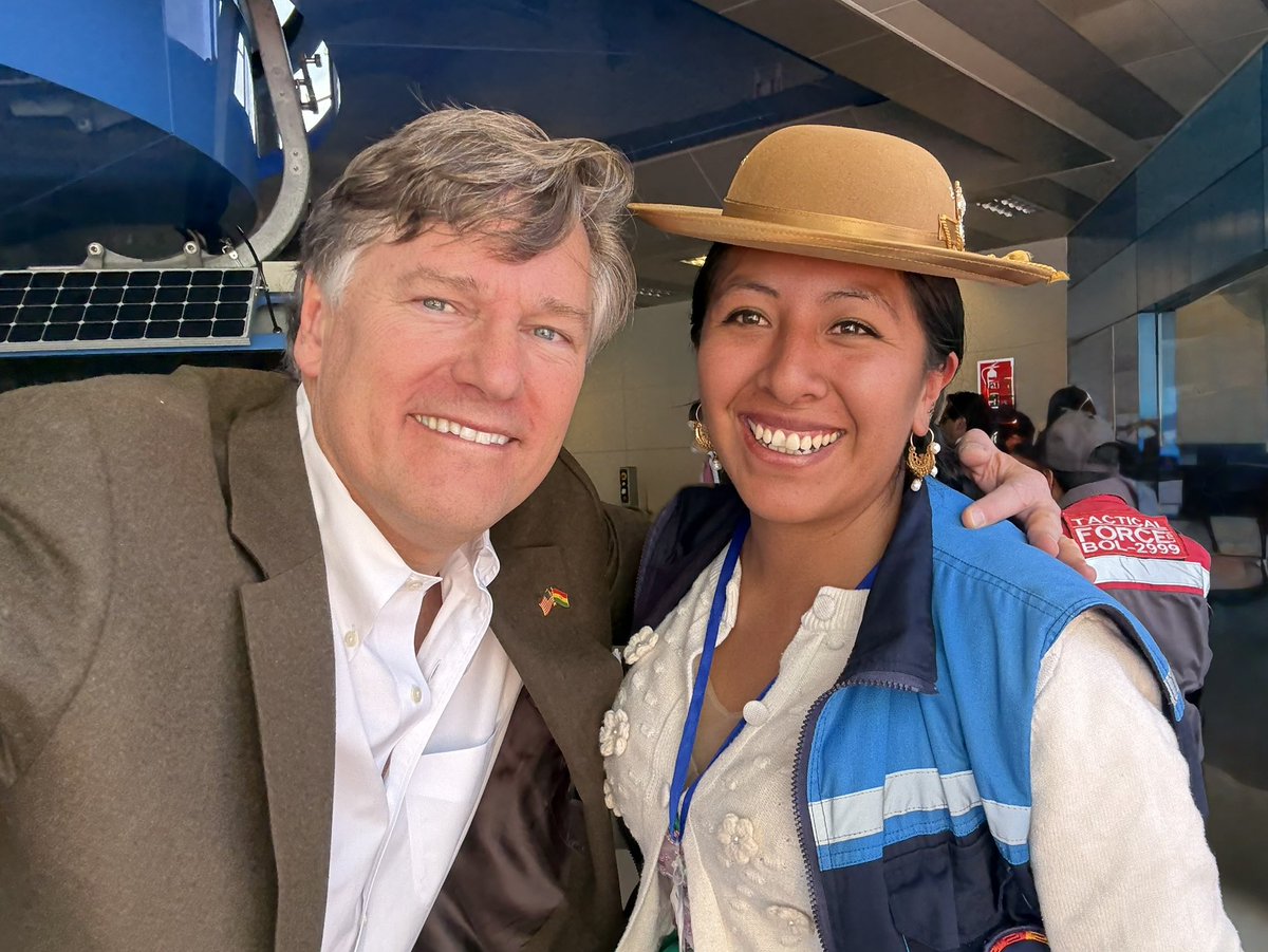 La Paz, Bolivia 🇧🇴 is the only city I’ve ever visited where cable cars are part of the public transportation network. They make for a charming feature of the urban landscape and provide breathtaking views of this mountain city. I was delighted to catch a ride in one! 🚡