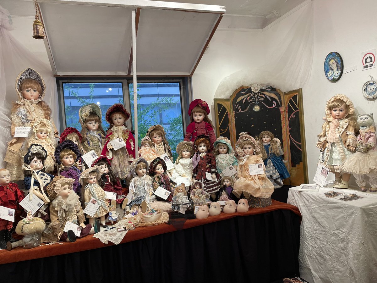 arikui3san's tweet photo. レトリカさん（@letlica）のドール展拝見しました。
アンティークなドールと小物に囲まれた別世界が広がってました。
丁寧に愛情込められてるのが伝わります。

#letlica #レトリカ作品展 https://t.co/UO10hSS3qc