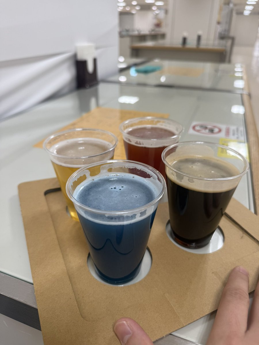 HBeerTopia's tweet photo. ３日目！
１１月８日オープンしました！
今日から飲み比べトレイ用意しました🍻
色鮮やかなビールお楽しみください。

今日もブルワーがたくさん来てくれますよ！ https://t.co/M6JkEayjCv